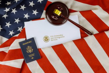 USCIS İç Güvenlik Departmanı ABD Vatandaşlık ve Göçmenlik Hizmetleri Göçmenlik Bürosu Göçmenlik Adaleti ve Hukuk Konsepti Amerikan bayrağı