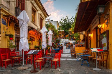 Atina, Yunanistan - 26 Eylül 2018: Atina, Yunanistan 'da Plaka ilçesinin bir caddesindeki kafelerde oturan insanlar.