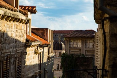 Barselona şehrinde eski ahşap bir ev