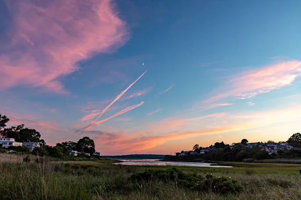 Croissant Lune Dans Ciel Couchant Sur Port Océan Nouvelle Angleterre — Photo