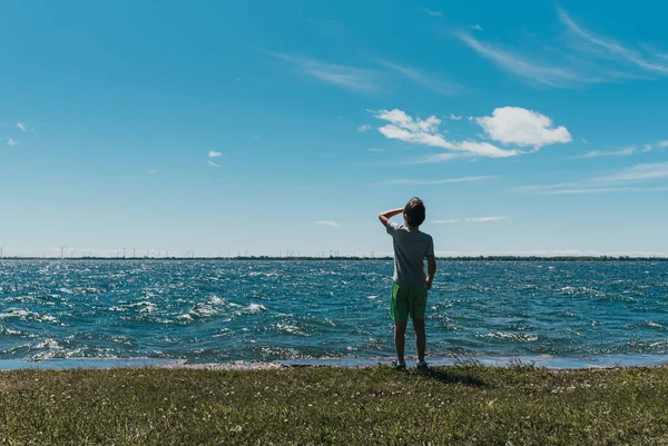 ビーチの少年の姿を — ストック写真