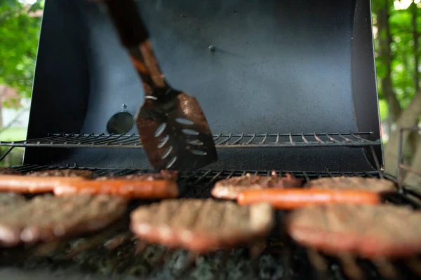 Primo Piano Hot Dog Hamburger Che Cucinano Sulla Griglia Esterna — Foto Stock