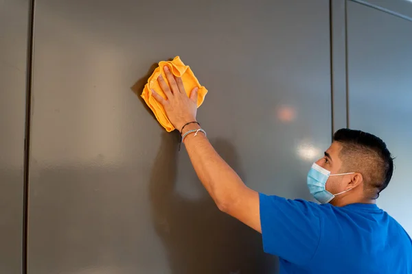 Maintenance Staff Disinfecting Hotel Walls — Stock Photo, Image