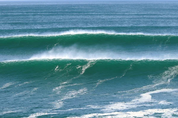 Волны Разбиваются Пляже — стоковое фото