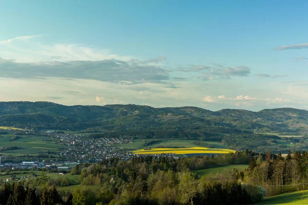 Landskap Med Massor Moln Det Bergiga Området Beskydy Bergen Solig — Stockfoto