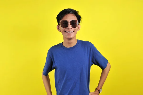 Glücklicher Junger Asiatischer Mann Mit Brille Isoliert Auf Gelbem Hintergrund — Stockfoto