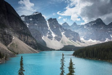 Dağlardaki güzel göl