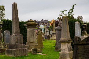 Parktaki eski taş mezarlık.