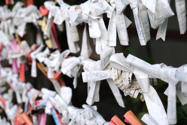 Tokyo, Japonya 'da yerel bir tapınakta katlanmış O-mikuji (servet)