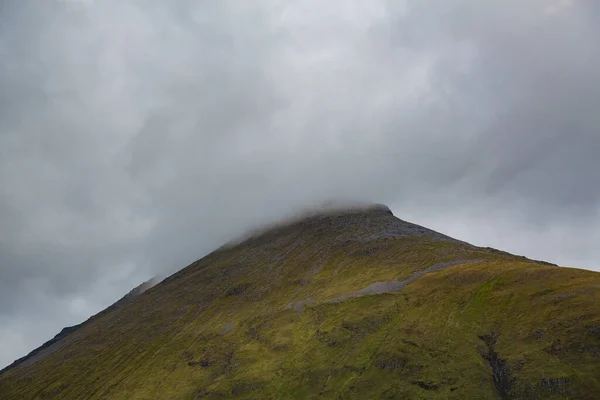 山と雲に囲まれた美しい風景 — ストック写真