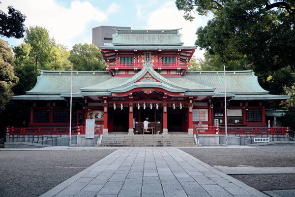 Man Bowing Entrance Tomioka Hachiman Shinto Shinto Shrine Tokyo Japan — Fotografia de Stock