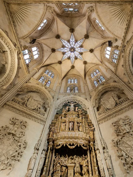ブルゴ大聖堂のコンデスタブル礼拝堂のゴシック様式のドーム — ストック写真