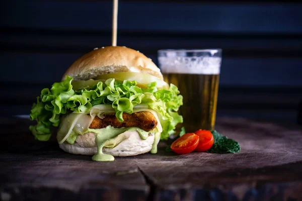 Hamburguesa Con Carne Res Queso Lechuga Primer Plano —  Fotos de Stock