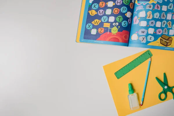 Volver Concepto Escolar Lápices Colores Papelería Sobre Fondo Blanco Vista — Foto de Stock