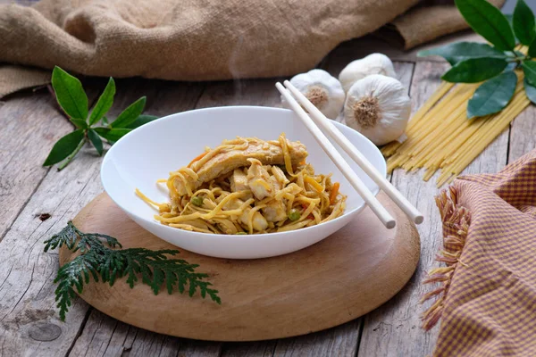 Asiatisk Mat Bami Goreng Nudlar Rustik Bakgrund Och Ätpinnar — Stockfoto