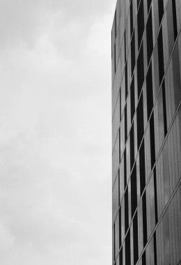 Siyah beyaz bulutlu modern ofis binası