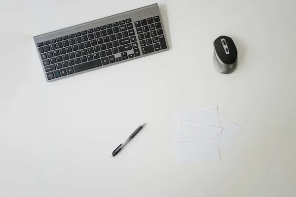 Beyaz Arkaplanda Dizüstü Bilgisayar Kırtasiye — Stok fotoğraf
