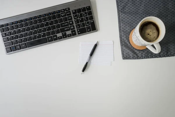 Vista Superior Una Taza Café Una Computadora Portátil Sobre Fondo — Foto de Stock