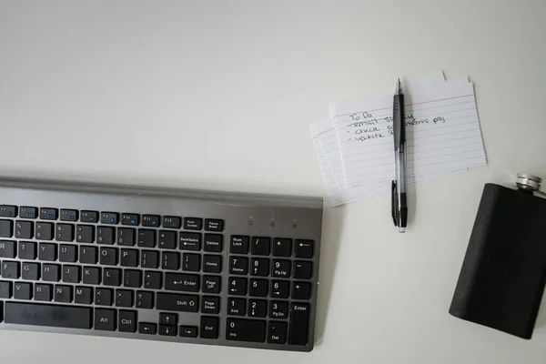 Lugar Trabajo Con Portátil Pluma Sobre Fondo Blanco — Foto de Stock