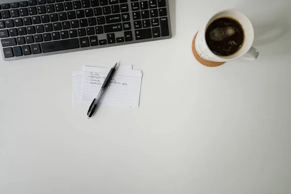 Irodai Asztal Laptoppal Csésze Kávé Toll Fehér Háttérrel Felülnézet — Stock Fotó