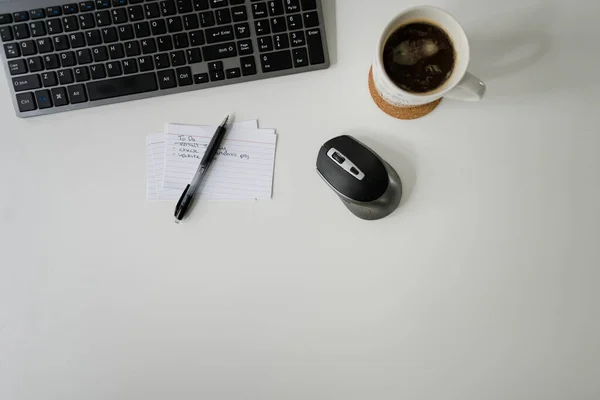 Bilgisayarı Kalemi Bardakları Kahve Fincanı Faresi Beyaz Arka Planda Olan — Stok fotoğraf