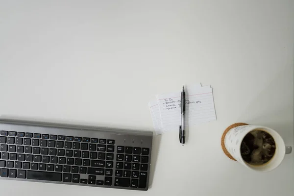 Escritorio Oficina Con Ordenador Portátil Taza Café Pluma Mesa Blanca — Foto de Stock