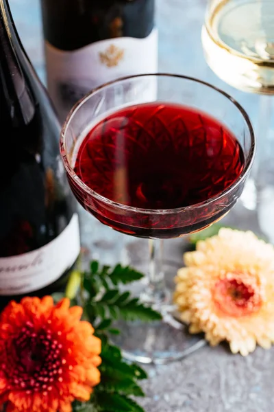 Klasik Mavi Arka Planda Kırmızı Beyaz Şarap Doğal Çiçekler — Stok fotoğraf