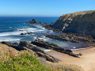 Deniz kıyısının güzel manzarası