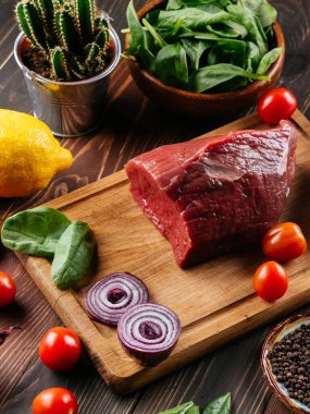 Tahtada taze sığır filetosu