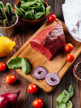 Tahtada taze sığır filetosu