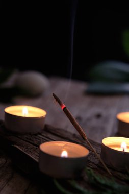 Tütsü çubuğundan tütsü tüttür ve kırsal ağaçta mumları gevşet.