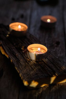 Rahatlatıcı bir atmosferde üç mum