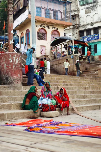 印度共和国 坐在城市台阶上的一群妇女 — 图库照片