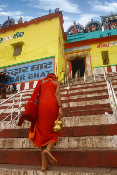 República India Hombre Caminando Por Los Escalones Ciudad — Foto de Stock