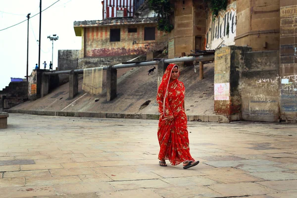 Indická Republika Žena Kráčející Městské Ulici — Stock fotografie