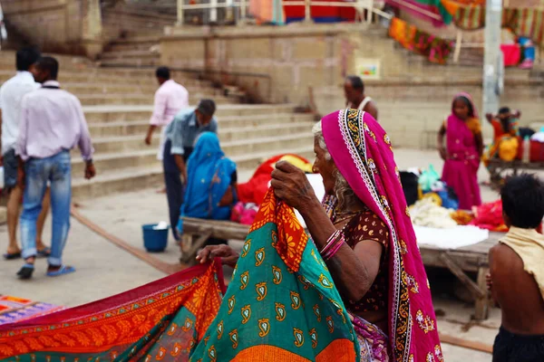 印度共和国 妇女在河里洗衣服 — 图库照片