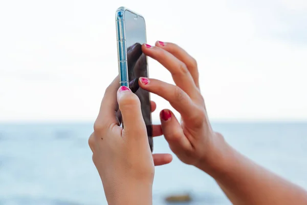 Aantrekkelijke Blonde Vrouw Met Haar Smartphone Aan Kust Tijdens Haar — Stockfoto