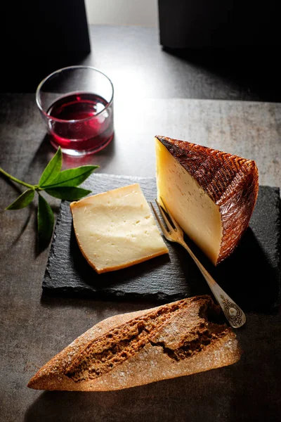 Вкусный Сыр Манчего Бокалом Вина — стоковое фото