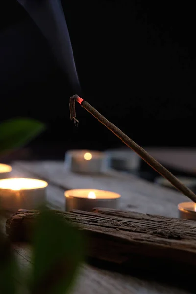 熏香棒冒烟 在乡村木柴上放蜡烛 — 图库照片