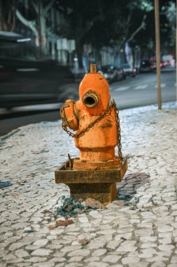 Yangın musluğu seçici odaklı bir sokak gece görüntüsü, B.