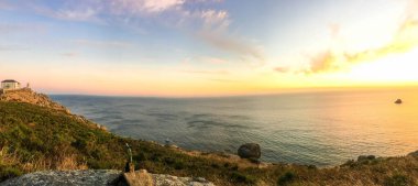 Güzel deniz manzarası ve kumsal.