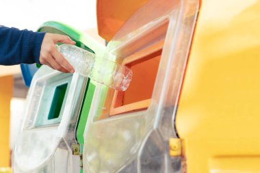 Kadınlar çöpü çöpe atmadan önce çöp / atık ayıklama / çöp kutusuna atıyorlar