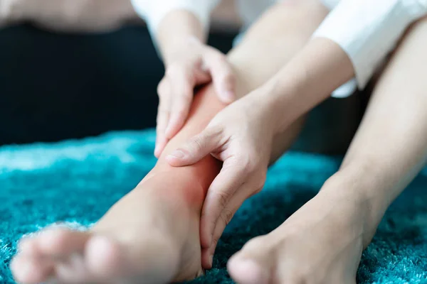 Women Leg Ankle Injury Painful Women Touch Pain Ankle Leg — Stock Photo, Image