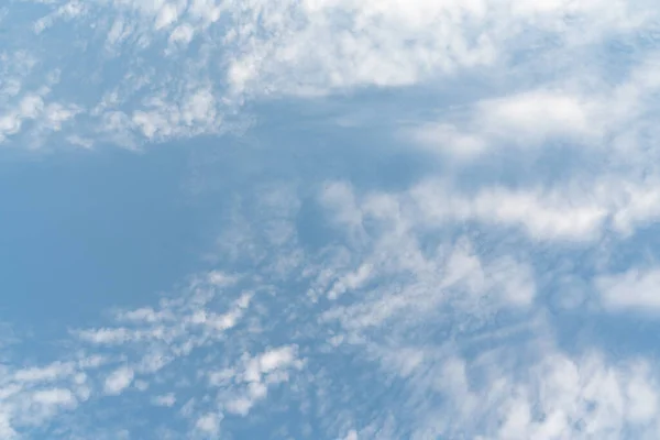 Texture Nuageuse Douce Blanche Sur Fond Ciel Bleu — Photo