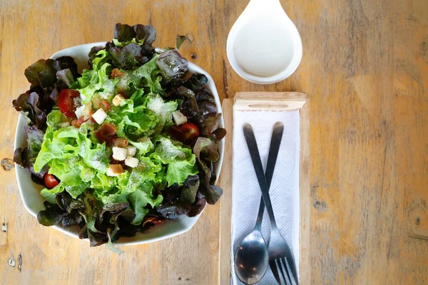 Tigela Caesar Salada Com Molho Mesa Madeira — Fotografia de Stock