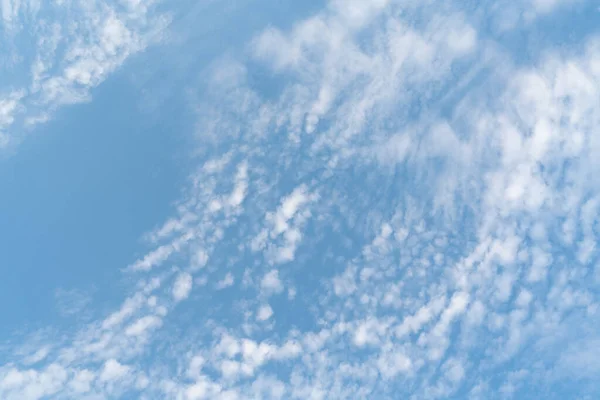 Texture Nuageuse Douce Blanche Sur Fond Ciel Bleu — Photo