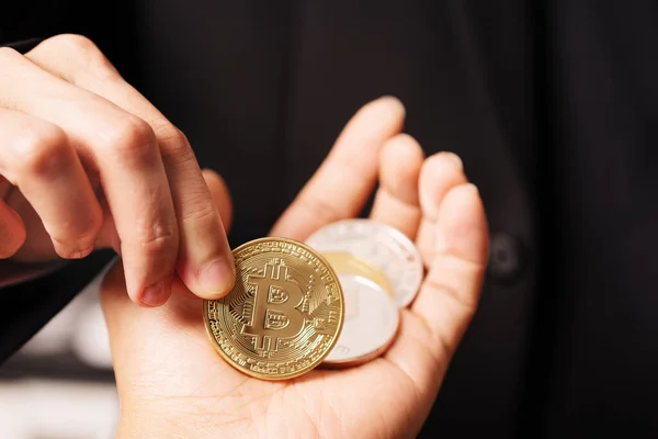 Cryptogeld Bitcoin Vrouwen Houden Cryptogeld Munt Bij Hand Fysieke Bitcoins — Stockfoto