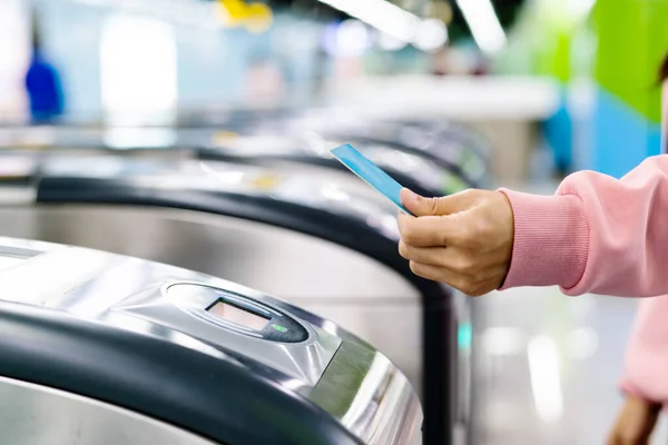 Kobieta Skanuje Bilet Kolejowy Bramy Wjazdowej Metra Koncepcja Transportu — Zdjęcie stockowe
