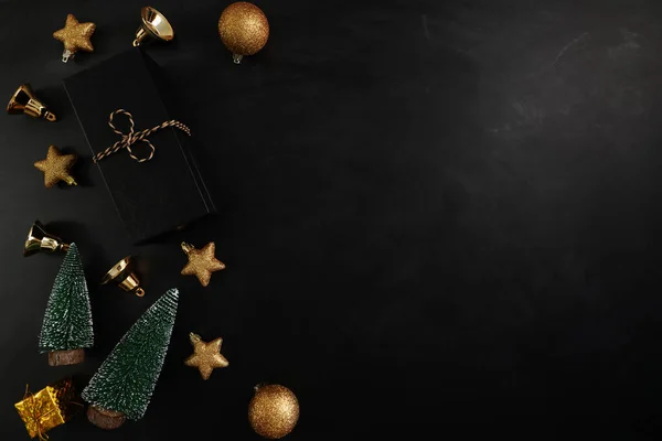 Рождественский Подарок Рождественским Оформлением Черном Фоне — стоковое фото