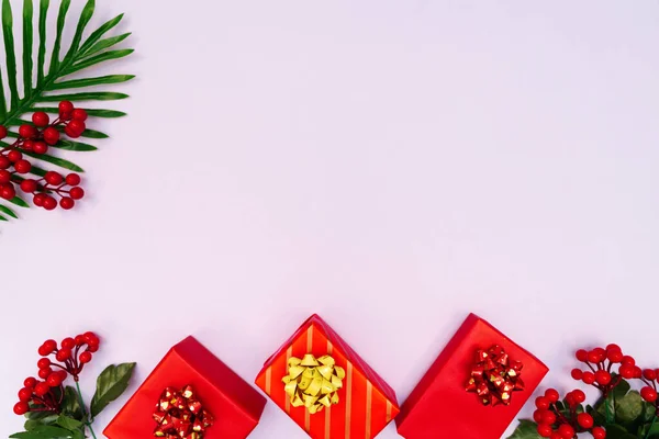 Decoración Navidad Caja Regalo Roja Sobre Fondo Púrpura Navidad Invierno — Foto de Stock